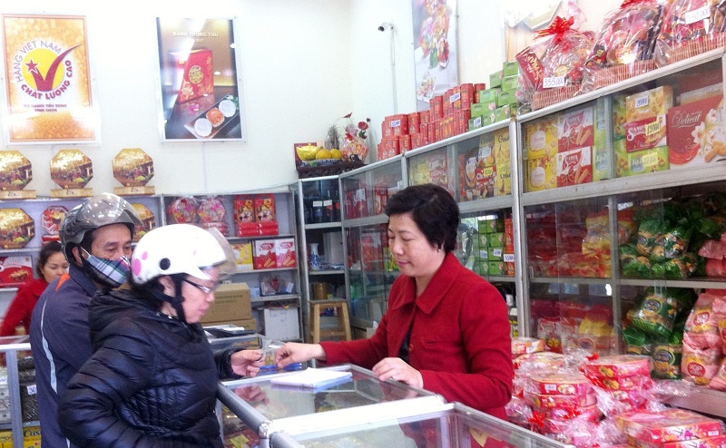 Banh keo Viet hut khach hang dip Tet At Mui hinh anh