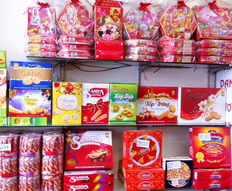 Bánh, mứt, kẹo Tết nội có mẫu mã đa dạng, hương vị gần gũi và giá thành hợp lí.