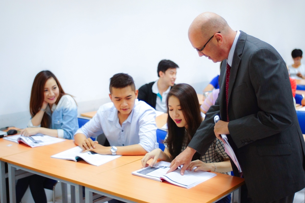 Tiếng Anh trở thành ngôn ngữ chính trong giảng dạy và học tập.