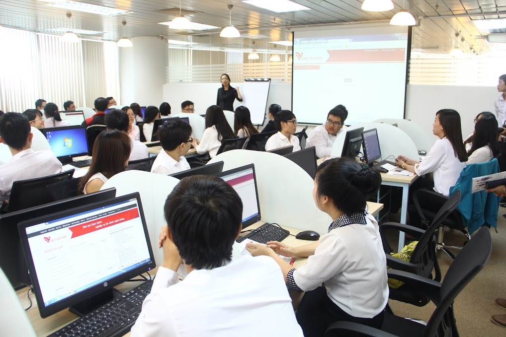 Sinh viên trường trải nghiệm môi trường thực tế tại doanh nghiệp.