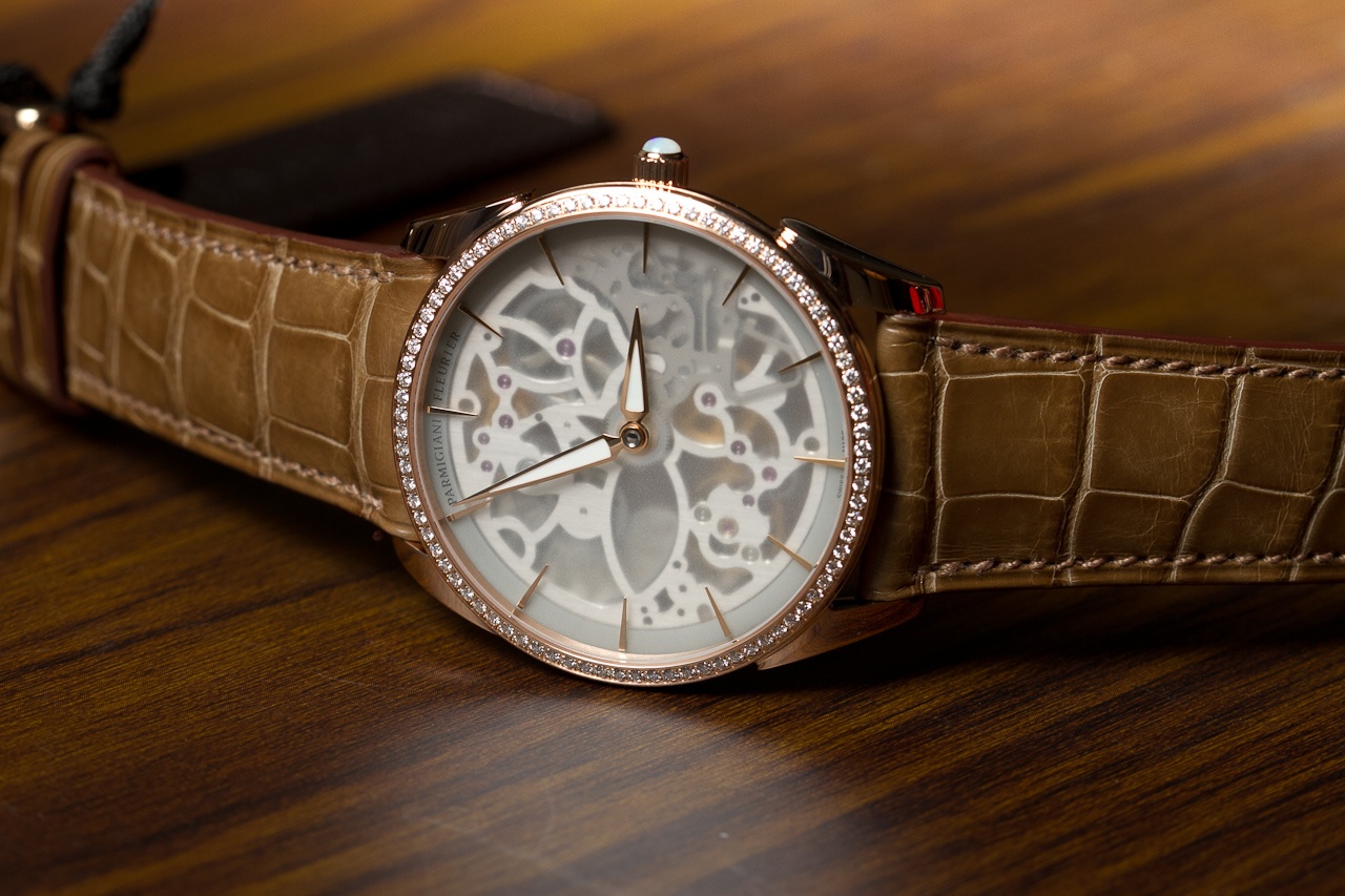 Một cỗ máy mỏng thể hiện tinh thần của Parmigianni dành cho những đường nét cổ điển vượt thời gian và sự hoàn thiện tinh tế. Các chi tiết được phô bày như một bức tranh tuyệt đẹp vận hành bằng micro-rotor chế tác từ plantinum nguyên khối. 