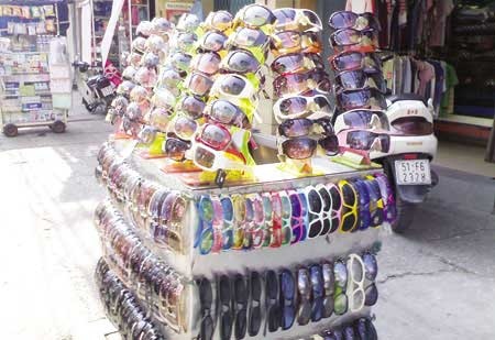 ‘Tien mat, tat mang’ vi mua kinh mat dom hinh anh