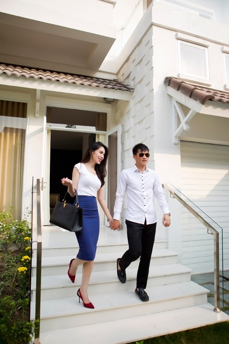 Trong quá trình xây dựng nơi ở mới, do Công Vinh bận tập trung thi đấu xa nhà nên Thủy Tiên đứng ra thu xếp các công việc hoàn thiện, trang trí nội thất. Cô chọn màu trắng làm tông chủ đạo cho tổ ấm của cặp đôi.  