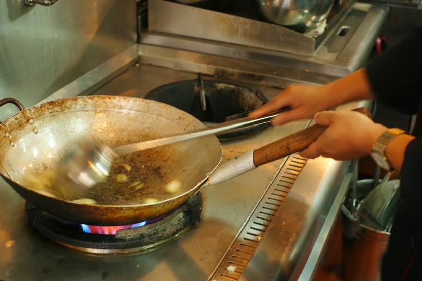 Phi thơm hành khô trước khi cho ớt sừng, hành tây vào xào cùng bột cà ri. Đổ trứng đã đánh đều rồi cho cua vào xào cùng. Om nhỏ lửa, nêm gia vị, bột gà và đường, sau cùng cho cần tây vào. Sau đó, bạn chỉ cần bắc ra ăn nóng.