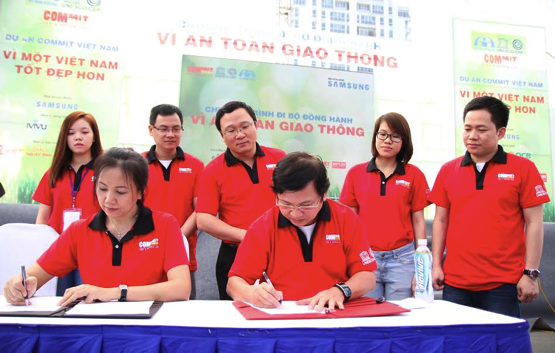 Bà Nguyễn Thị Mỹ Hạnh và ông Nguyễn Văn Đạo - Phó Tổng giám đốc công ty TNHH Điện Tử Samsung Vina kí biên bản hợp tác.