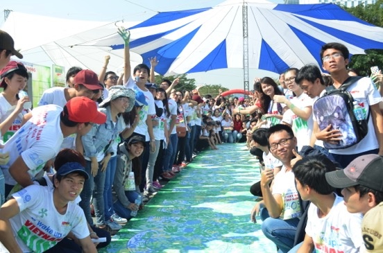 Bức tranh dấu vân tay lớn nhất được ghép lại dưới sự chứng kiến của tất cả mọi người.