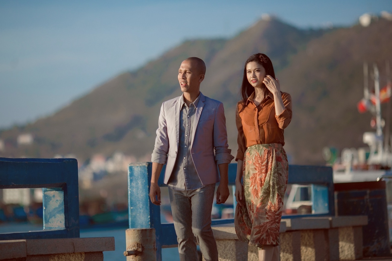 Truong Quynh Anh lang man ben Minh Tam Bui trong MV moi hinh anh