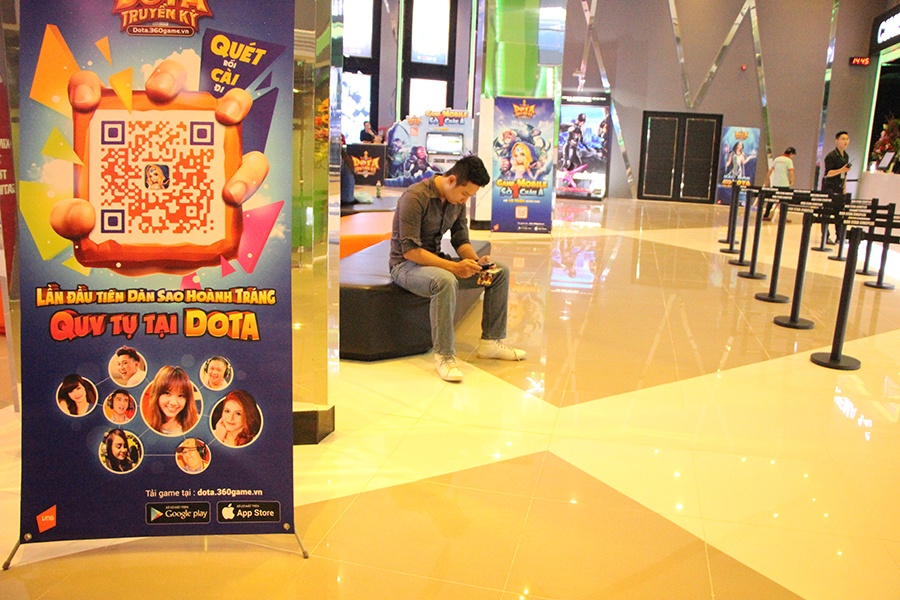 Hay chơi game để đợi người yêu đến xem phim.