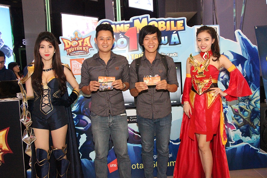 Chụp hình cùng cosplay đặc sắc.