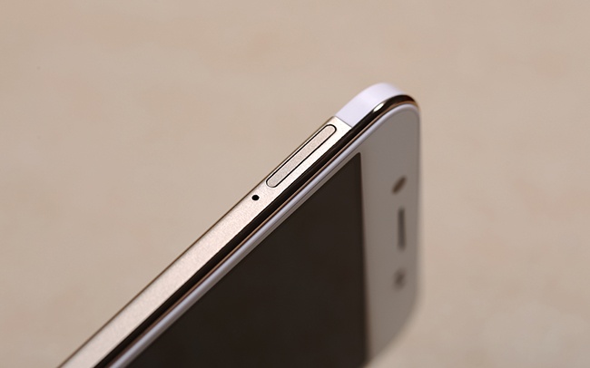 Máy có vẻ ngoài rất mỏng và thời trang, vỏ nhôm nguyên khối lịch lãm.