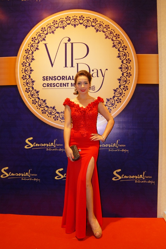 Cựu người mẫu Thúy Hằng sang trọng và quý phái trong các mẫu đầm dạ hội Sensorial