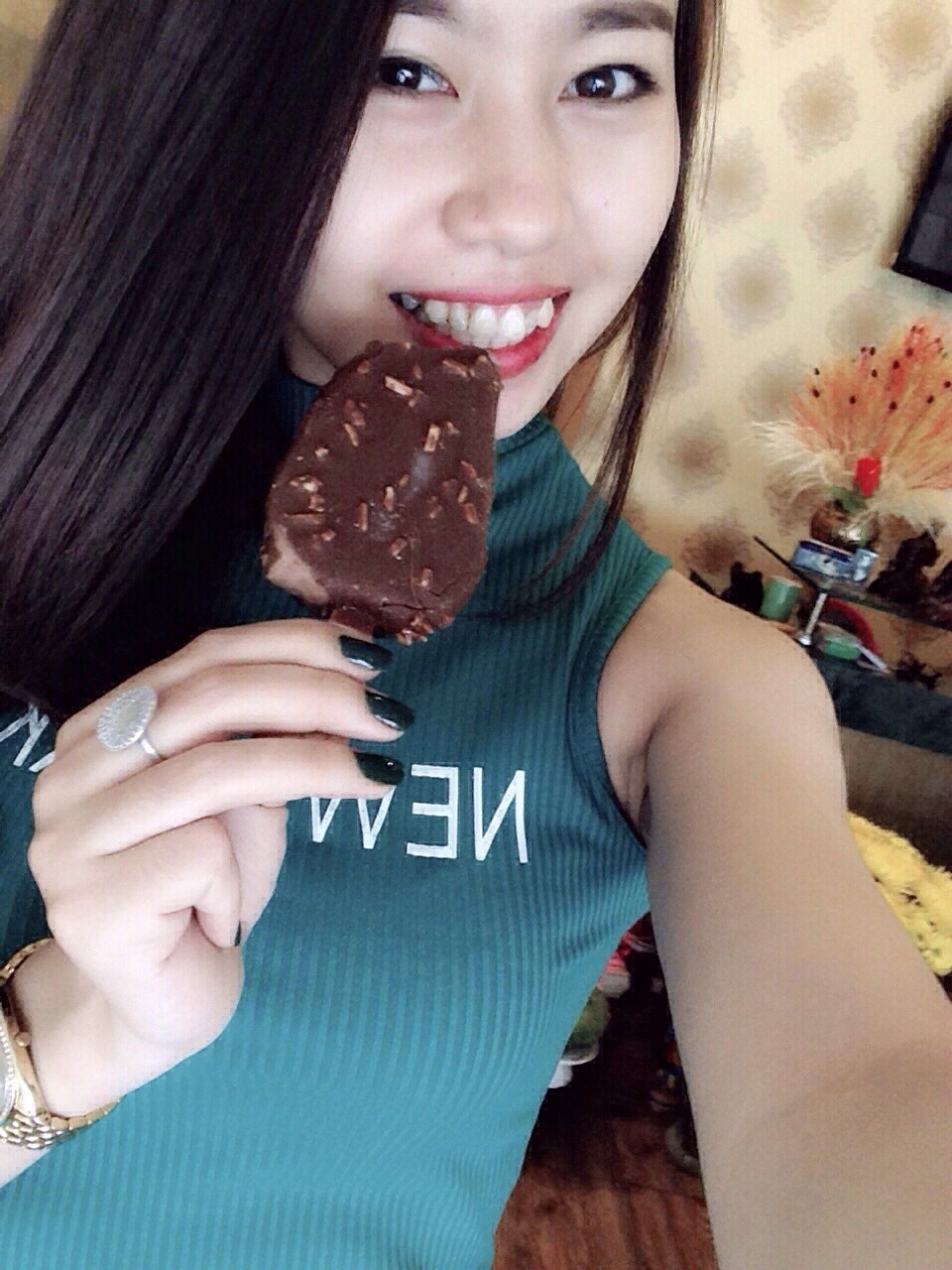    Selfie cùng các phụ kiện giúp bạn thể hiện vẻ duyên dáng và nữ tính.