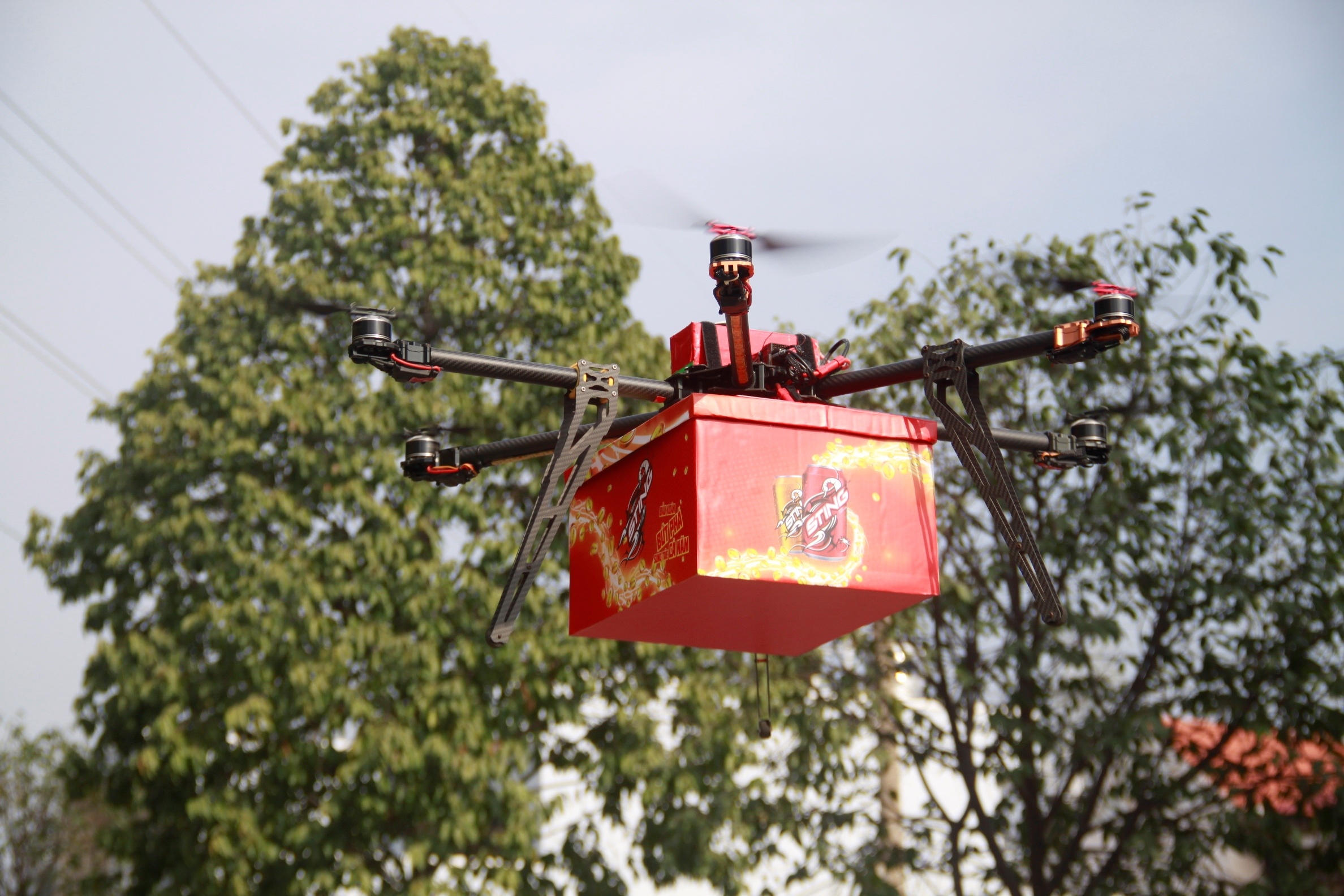 Những chiếc máy bay không người lái S.UFO đi trao quà Tết tại Việt Nam.