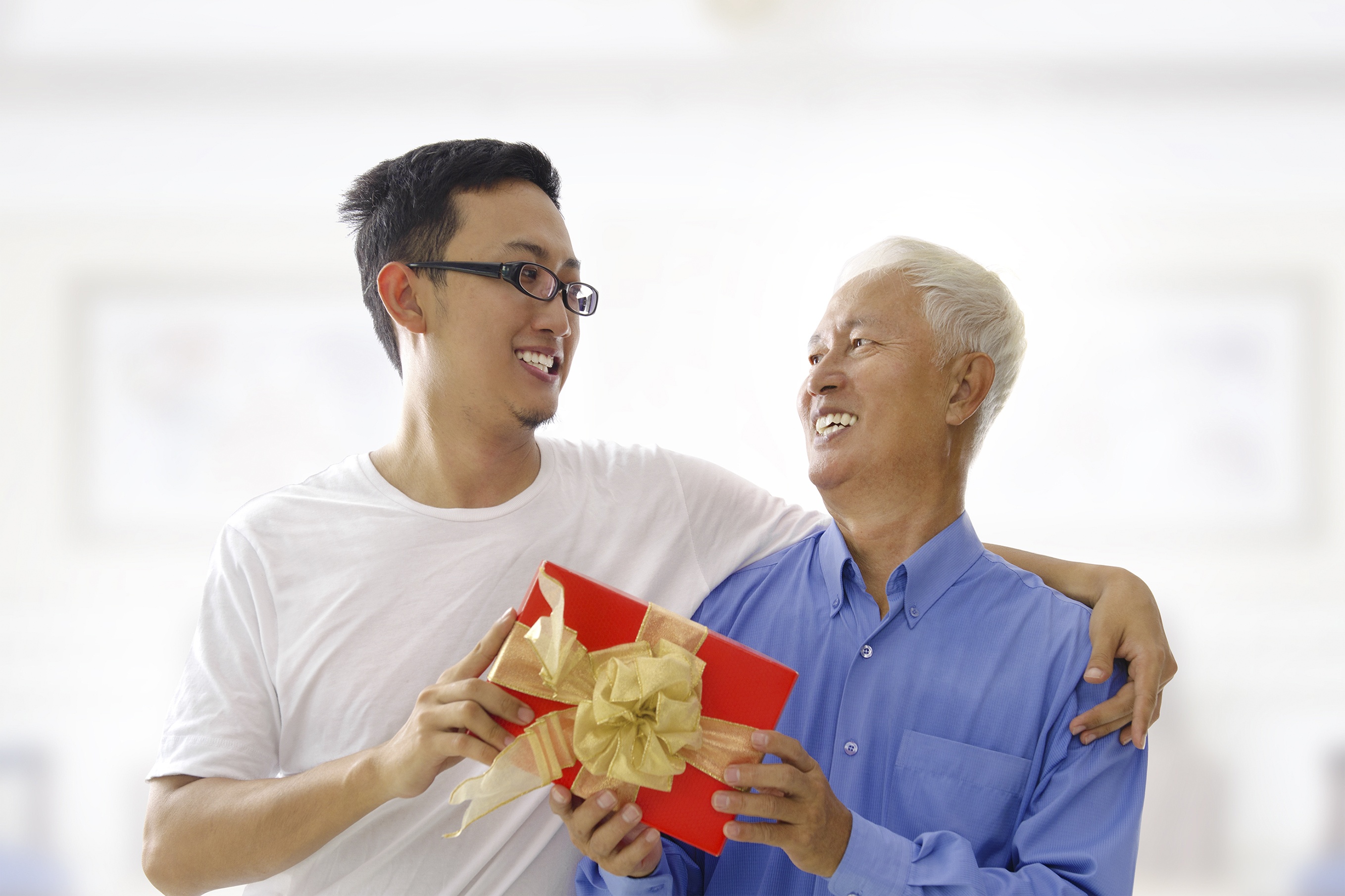 Thay vì tặng quà trực tiếp như mọi năm, bạn có thể lên ý tưởng gây bất ngờ cho ba mẹ bằng một video clip đặc biệt.