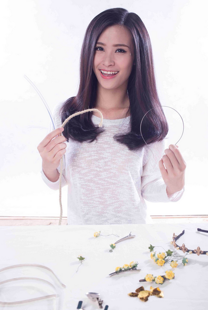 Để tạo kiểu cho mái tóc mang phong cách mùa xuân, Đông Nhi đã tự sáng tạo ra các kiểu phụ kiện handmade cho tóc như băng đô, kẹp tóc… Đầu tiên, bạn sử dụng phần khung của một chiếc băng đô cũ, chú ý lựa chọn loại có khung mảnh. Chuẩn bị thêm khoảng 1 mét dây thừng sợi mảnh (loại dùng để làm thiệp), kéo và keo dán. 