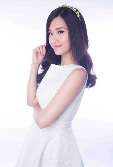 Kiểu tóc bới cao với điểm nhấn là chiếc băng đô đính đá kết hợp với đầm ống lấp lánh mang đến vẻ quyến rũ, kiêu sa cho bạn gái trong những buổi tiệc đêm.