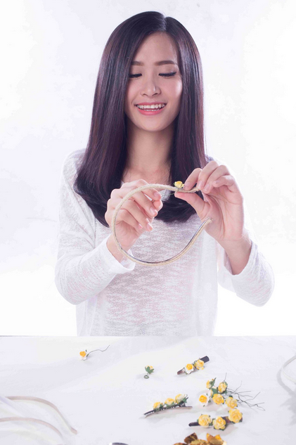 Thành quả đây rồi. Màu vàng của hoa mai lên tóc thật nổi bật. Lưu ý đính các bông hoa lệch nhau để chiếc băng đô trông duyên dáng hơn.