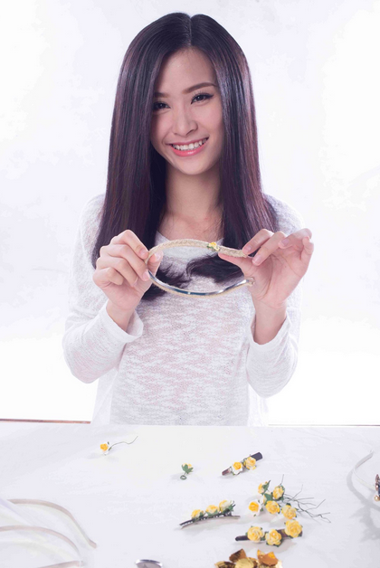 Cùng sáng tạo một chút với các phụ liệu khác như hạt pha lê, các loại đá…, bạn sẽ có được những chiếc băng đô không đụng hàng.