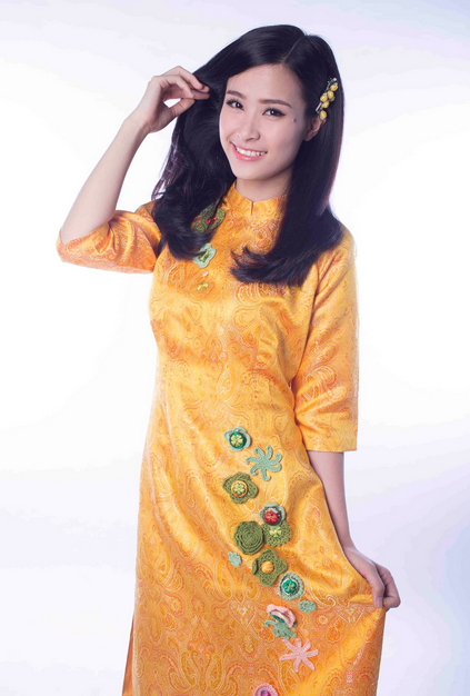 Kiểu tóc xõa bồng bềnh uốn nhẹ phần đuôi kết hợp cùng chiếc băng đô ton sur ton cài lệch mang lại vẻ duyên dáng, dễ thương.