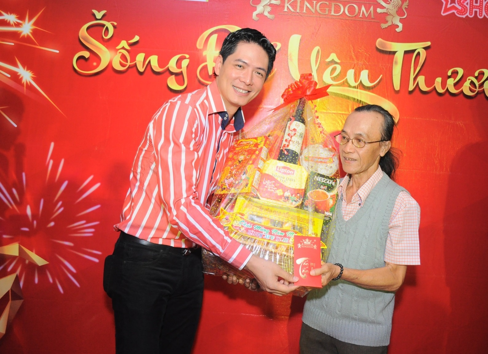 MC Bình Minh trao tặng quà cho một nghệ sĩ lớn tuổi.