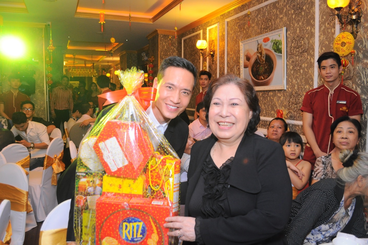 Diễn viên Kim Lý và cô Ngọc Hương cùng hòa chung niềm vui.