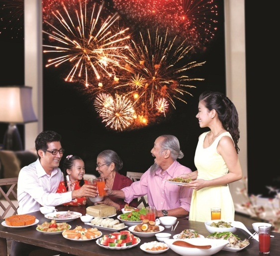 Clip cam dong thuc tinh nguoi tre ve ben gia dinh dip Tet hinh anh