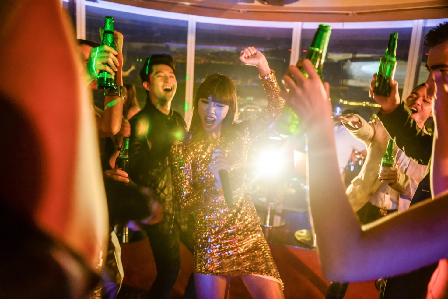   Hà Anh tỏa sáng trên sân khấu với bộ đầm ánh kim rực rỡ.