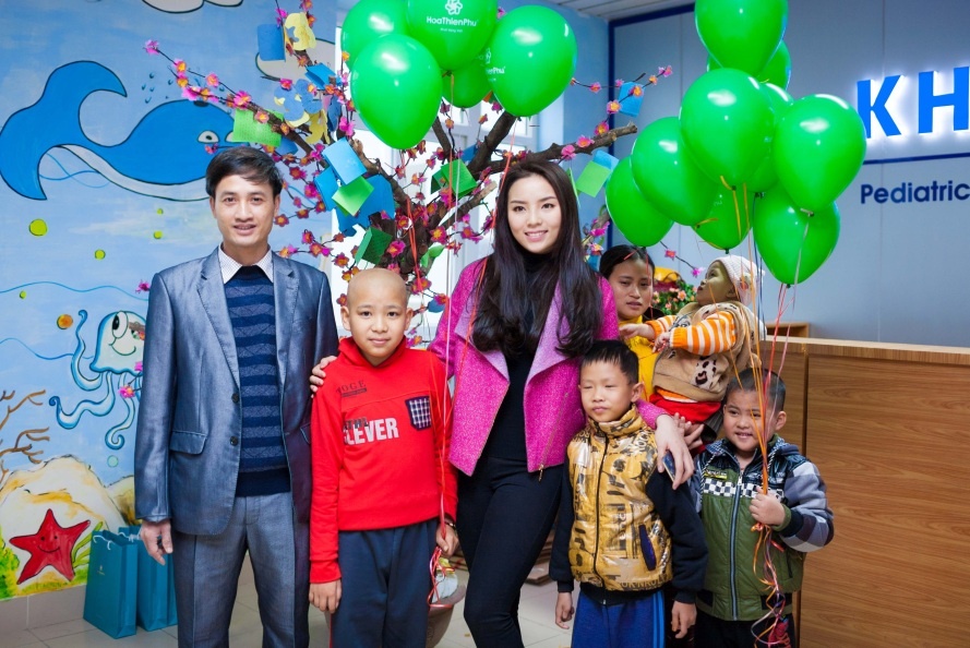 Chương trình trao quà của Hoa hậu Kỳ Duyên được đồng hành bởi Công ty Dược phẩm Hoa Thiên Phú - Nhà tài trợ kim cương cuộc thi Hoa hậu Việt Nam 2014.
