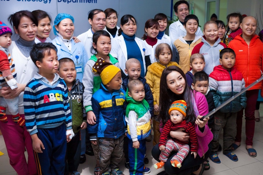 Hoa hậu chụp ảnh selfie cùng cán bộ và bệnh nhân tại bệnh viện.