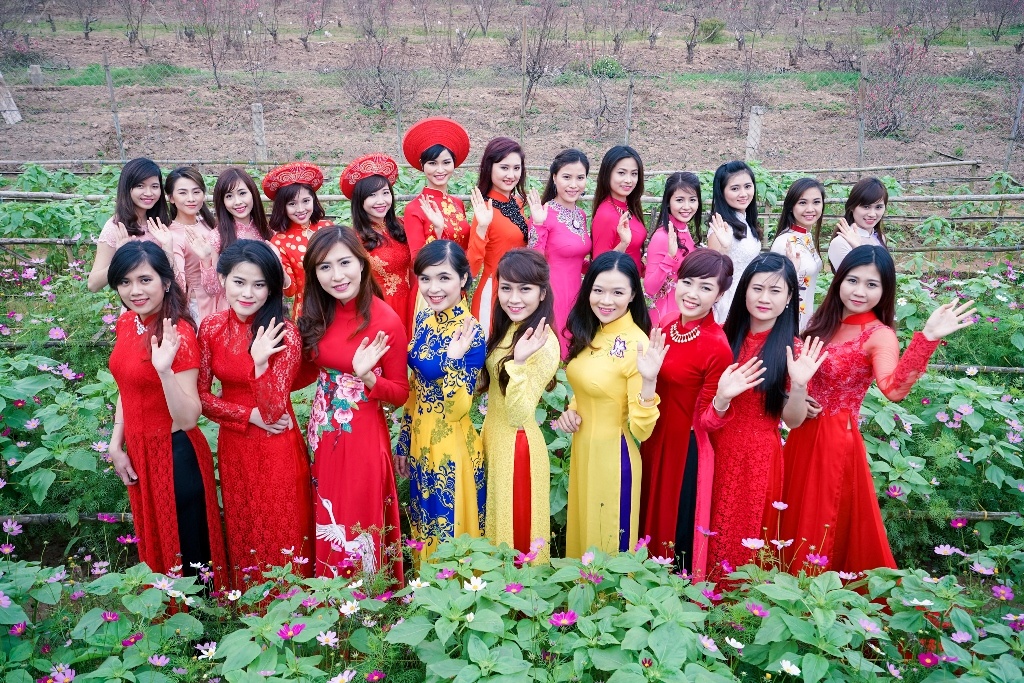 Can canh tai sac cua dan trai xinh gai dep ngan hang hinh anh