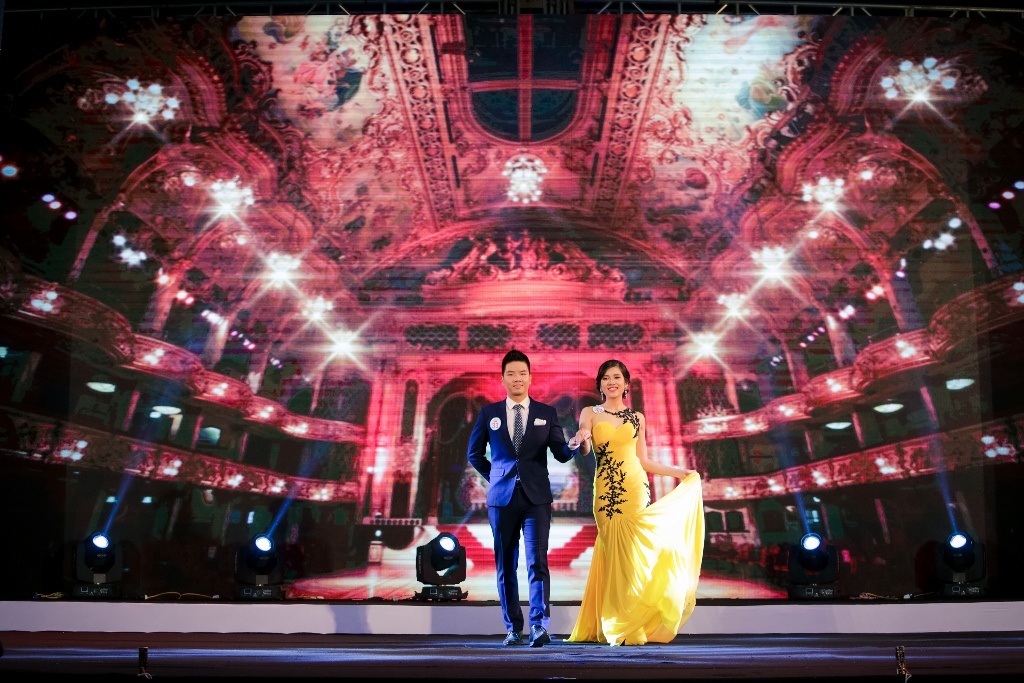 Trong phần thi trang phục dạ hội, tất cả toát lên vẻ thanh lịch, quyến rũ.