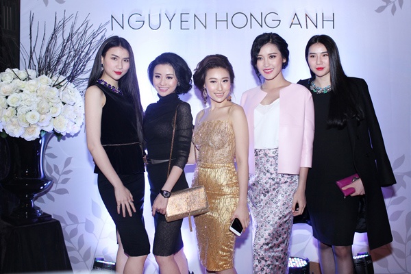 Hot girl đời đầu Ngọc Anh (giữa) cùng doanh nhân Nguyễn Hồng Phương, Nguyễn Hồng Anh.