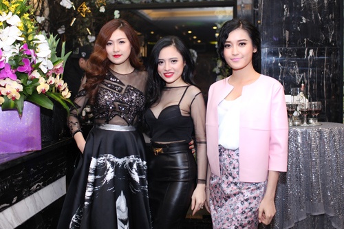 Á hậu Huyền My (trái) và Á hậu Tú Anh.