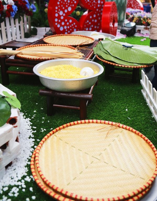   Khu vực gói bánh chưng đậm chất Tết.