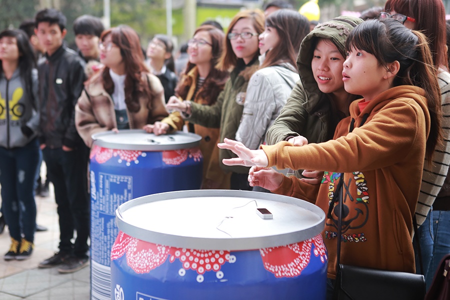 Các bạn trẻ tập trung cao độ để có thể gói được chiếc bánh trưng của mình.