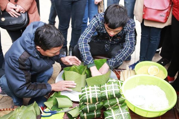 Gioi tre hao hung goi banh chung mung Tet At Mui hinh anh
