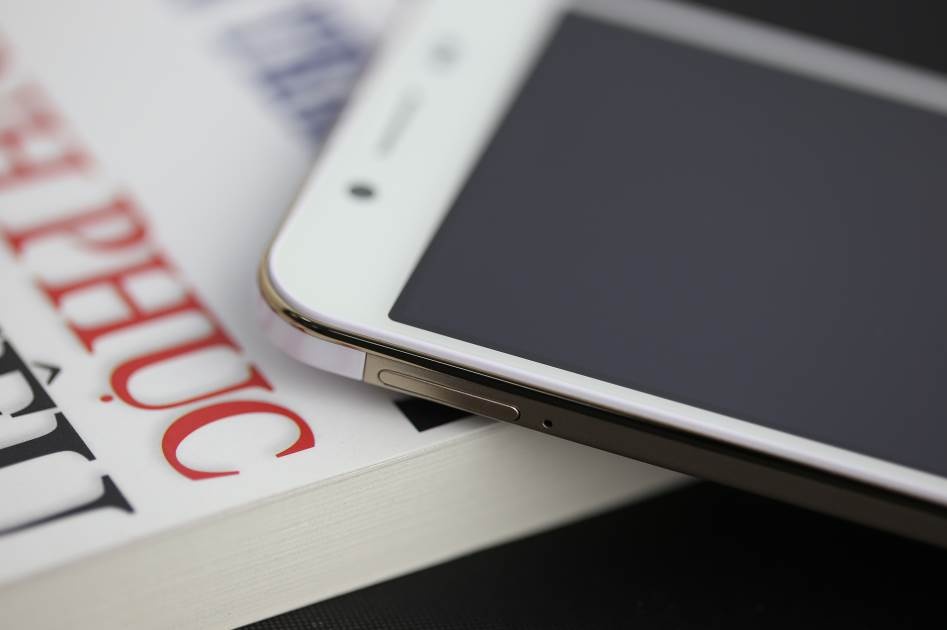 Racer HERO dùng chip MTK 6592 lõi 8 mạnh mẽ, RAM 1 GB, bộ nhớ trong 16 GB, vỏ nhôm nguyên khối sang trọng, và hứa hẹn sẽ là một trong những mẫu điện thoại bán chạy nhất dịp Tết này. Máy có nhiều thông số cấu hình ấn tượng, như bộ đôi camera 14 megapixel và 5 megapixel. Sản phẩm ra mắt với 2 màu: vàng - gold champagne và tím than - dark blue sang trọng.