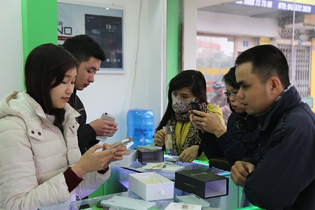 Racer HERO có cấu hình chip lõi 8, vỏ nhôm nguyên khối và là điện thoại được săn đón nhiều nhất trong thời gian gần đây. Lượng đặt hàng tăng mạnh đặc biệt khi giá bán được công bố chỉ 3,7 triệu đồng. HKPhone cho biết mức giá này thấp hơn 30% so với các smartphone tương đương trên thị trường.