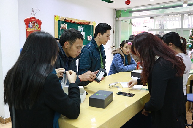 Bên cạnh dịch vụ bán hàng từ xa tiện lợi, các showroom chuyên biệt cũng là một điểm bán thường xuyên hút khách sau mỗi sự kiện của thương hiệu điện thoại Việt này. Showroom 281A Khâm Thiên đón khách từ 8h30, với gần 10 khách tới mua hàng.