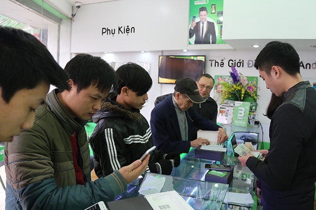 Racer HERO dùng chip MTK 6592 lõi 8 mạnh mẽ, RAM 1 GB, bộ nhớ trong 16 GB, vỏ nhôm nguyên khối sang trọng, và hứa hẹn sẽ là một trong những mẫu điện thoại bán chạy nhất dịp Tết này. Máy có nhiều thông số cấu hình ấn tượng, như bộ đôi camera 14 megapixel và 5 megapixel. Sản phẩm ra mắt với 2 màu: vàng - gold champagne và tím than - dark blue sang trọng.