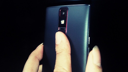 Thiết kế mắt quét vân bảo mật ngay dưới camera rất tiện dụng, đẹp, giúp máy nhìn khỏe chắc chắn