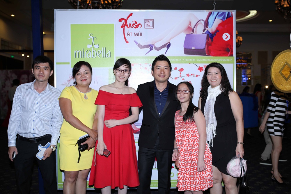 Diễn viên Kinh Quốc (vest đen)