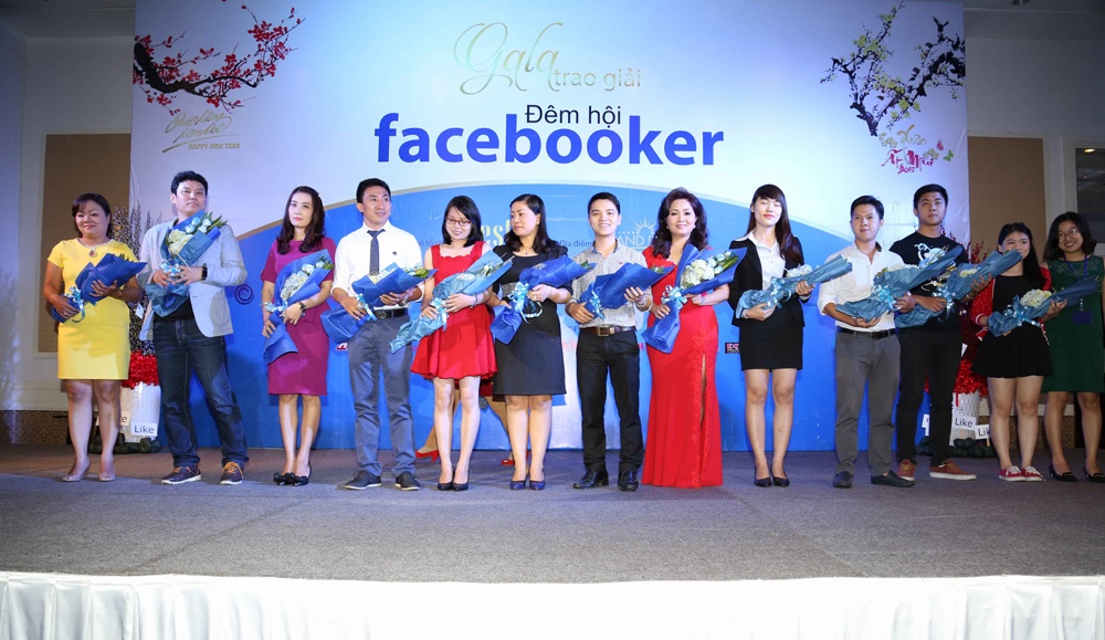 Bà Trần Thị Quỳnh Trâm cùng các nhà tài trợ nhận hoa cám ơn của ban tổ chức. 