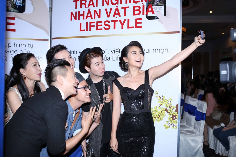 Các nghệ sĩ cũng selfie để ghi lại khoảnh khắc hội ngộ.