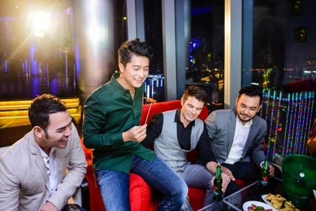 Harry Lu lôi cuốn mọi người vào những câu chuyện vui bất tận.