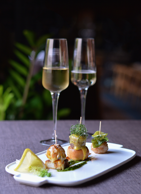 Rượu champagn và canapé dành cho 2 người phục vụ trước tiệc.