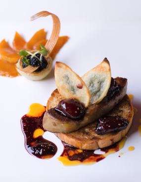 Gan ngỗng áp chảo xốt dâu tươi dùng kèm trứng cá Caviar.