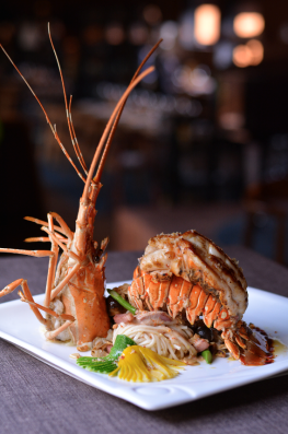 Tôm hùm nướng xốt tỏi và bơ cay dùng kèm mì Udon.