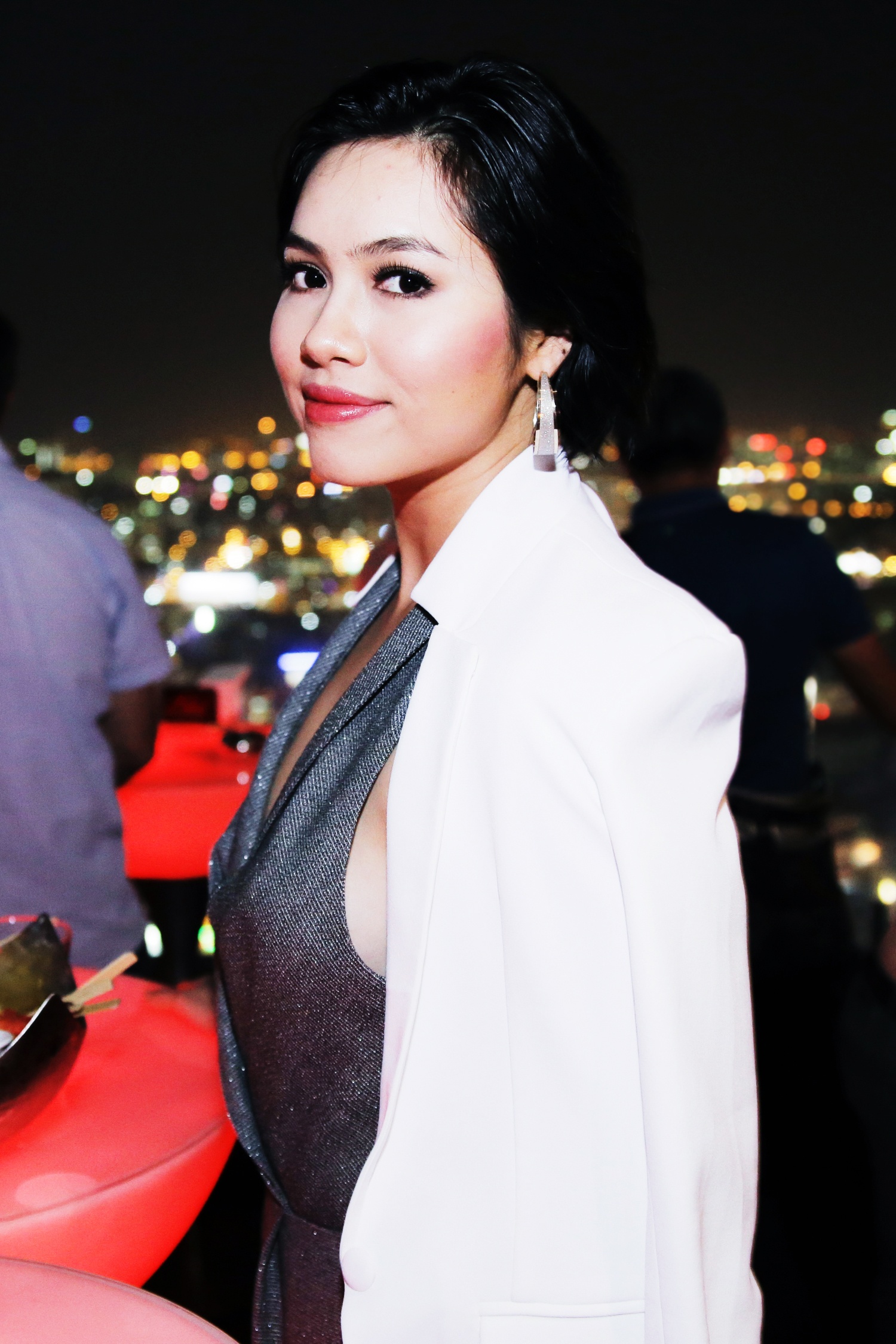 Hình 2: Á hậu Hoàng My cũng tham dự tại chương trình này. Tuy nhiên, cô né tránh chạm mặt người yêu cũ của chị gái.