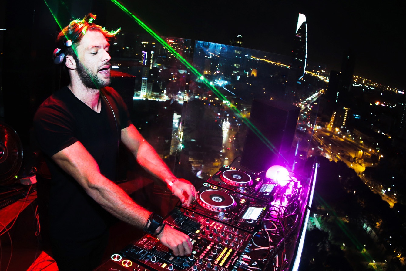 DJ Kura nổi tiếng tại Hà Lan mang đến những giai điệu sôi động cho sự kiện.